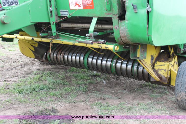image for item H3688 John Deere 535 round baler
