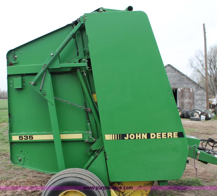 image for item H3688 John Deere 535 round baler