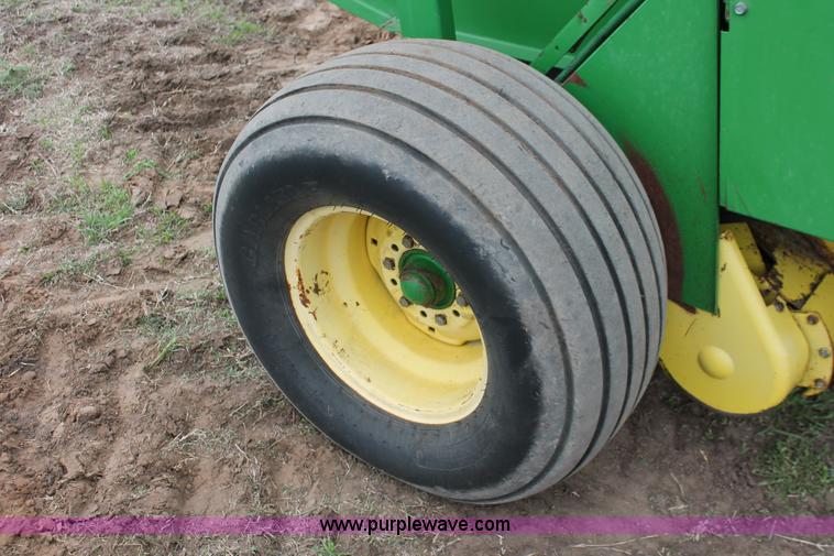 image for item H3688 John Deere 535 round baler