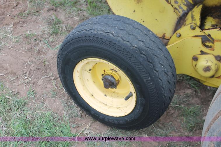 image for item H3688 John Deere 535 round baler