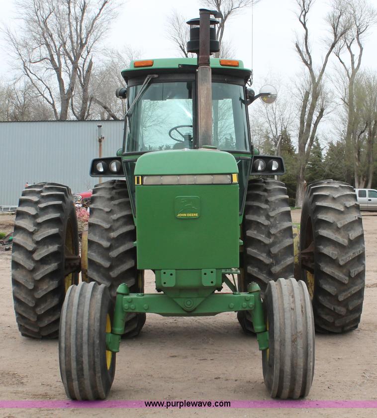 image for item H3689 1982 John Deere 4640 tractor