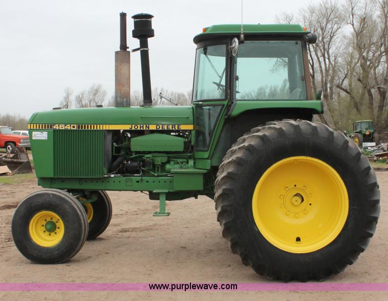 image for item H3689 1982 John Deere 4640 tractor