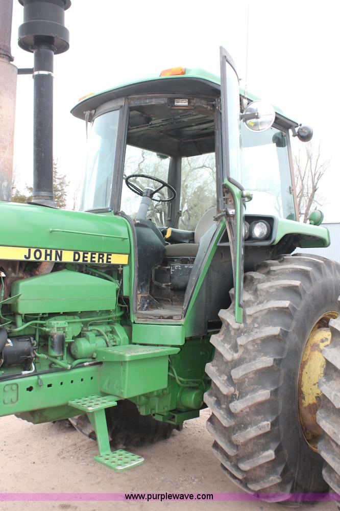 image for item H3689 1982 John Deere 4640 tractor