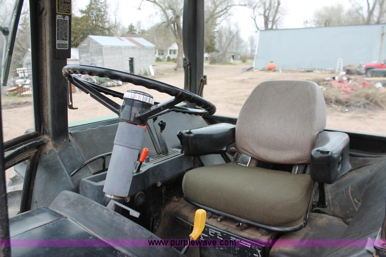 image for item H3689 1982 John Deere 4640 tractor