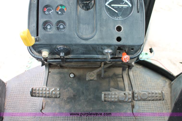 image for item H3689 1982 John Deere 4640 tractor