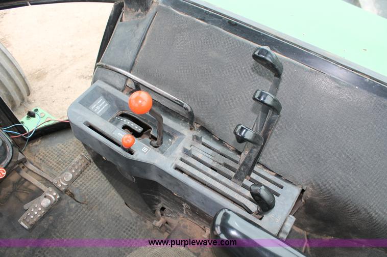 image for item H3689 1982 John Deere 4640 tractor