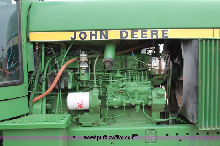 image for item H3689 1982 John Deere 4640 tractor
