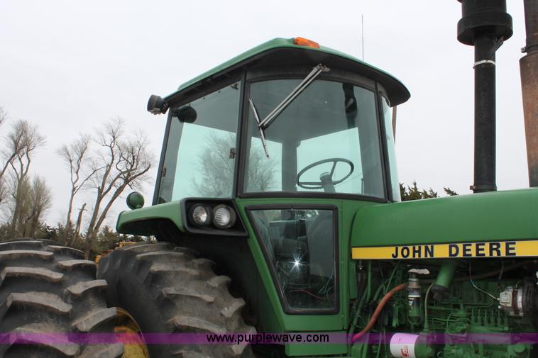 image for item H3689 1982 John Deere 4640 tractor