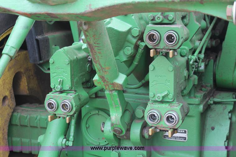 image for item H3689 1982 John Deere 4640 tractor