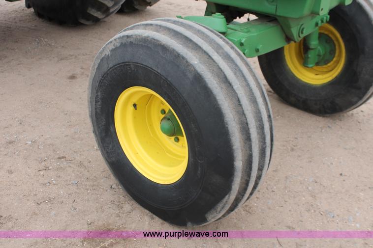 image for item H3689 1982 John Deere 4640 tractor