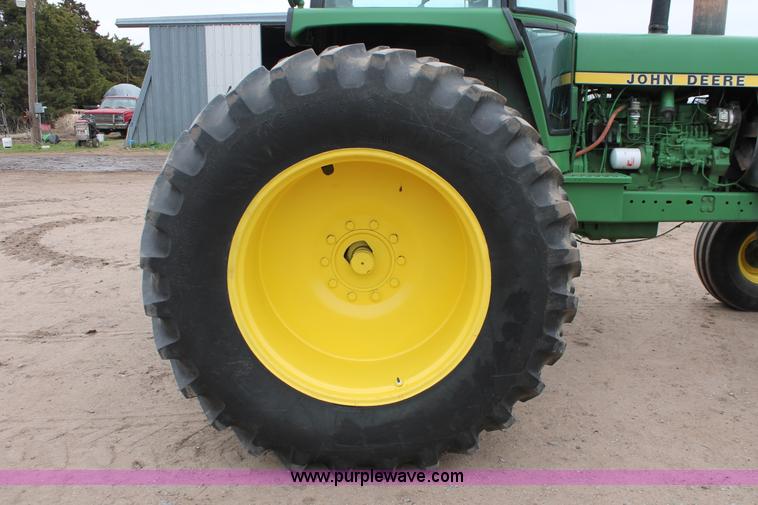 image for item H3689 1982 John Deere 4640 tractor