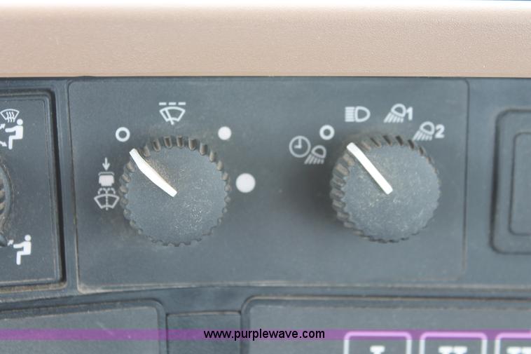 image for item H3706 2009 John Deere 9530 4WD tractor