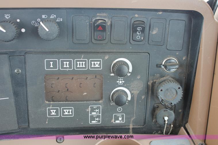 image for item H3706 2009 John Deere 9530 4WD tractor