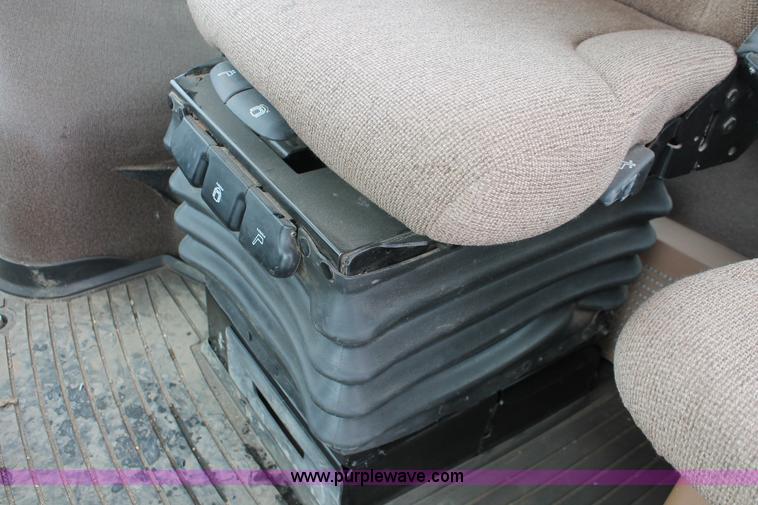 image for item H3706 2009 John Deere 9530 4WD tractor