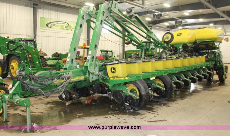 image for item H3742 2008 John Deere 1770NT planter