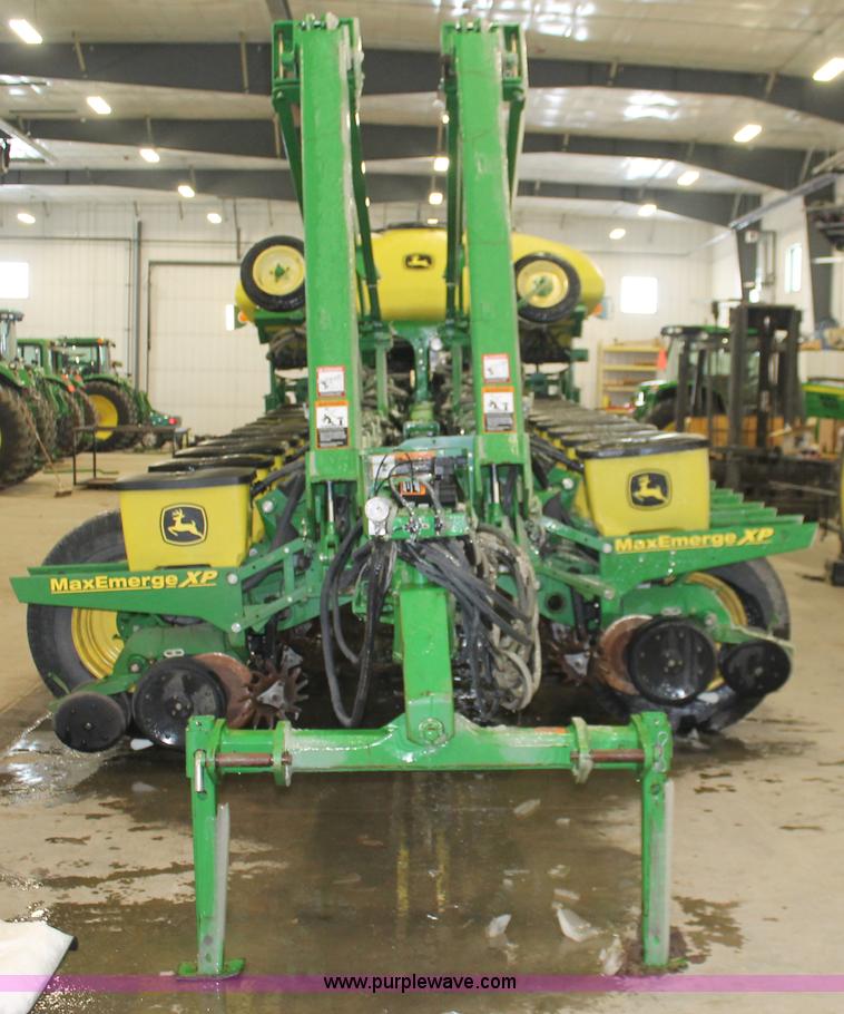 image for item H3742 2008 John Deere 1770NT planter