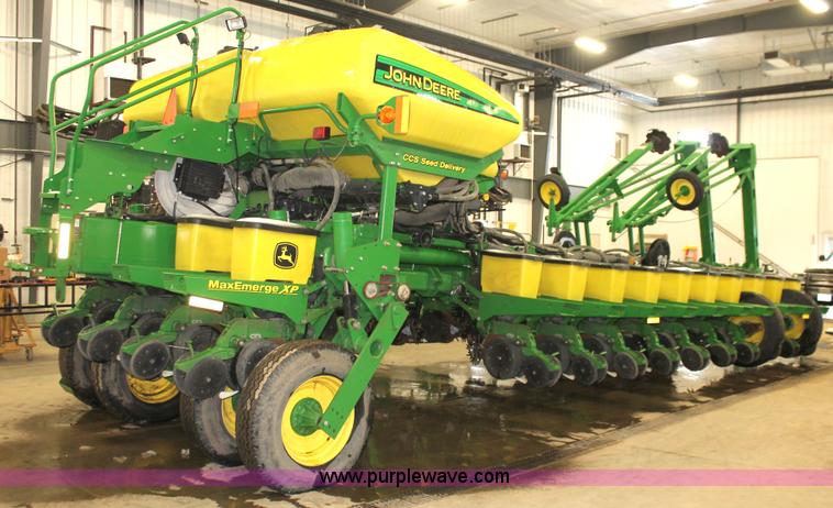 image for item H3742 2008 John Deere 1770NT planter