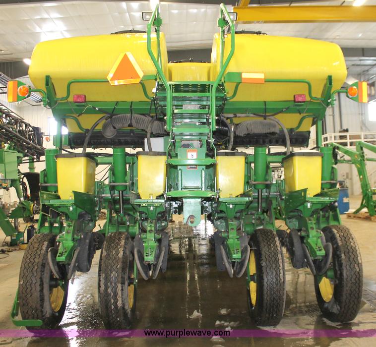 image for item H3742 2008 John Deere 1770NT planter