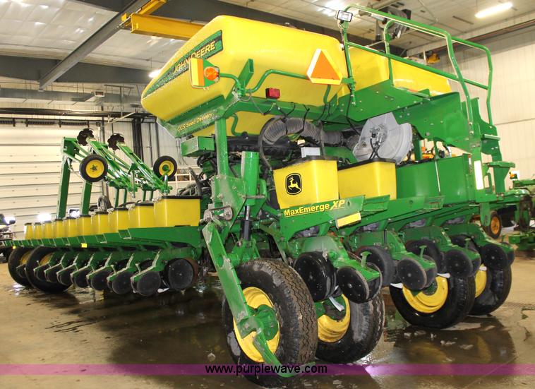 image for item H3742 2008 John Deere 1770NT planter