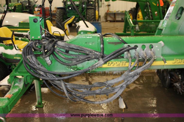 image for item H3742 2008 John Deere 1770NT planter