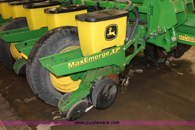 image for item H3742 2008 John Deere 1770NT planter