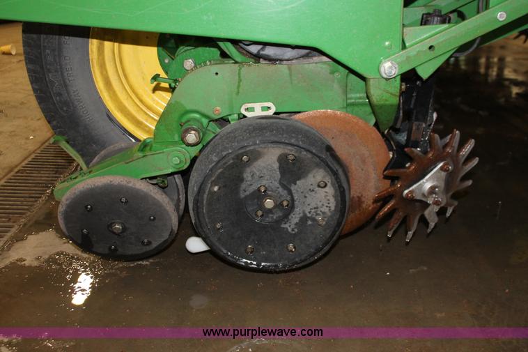 image for item H3742 2008 John Deere 1770NT planter