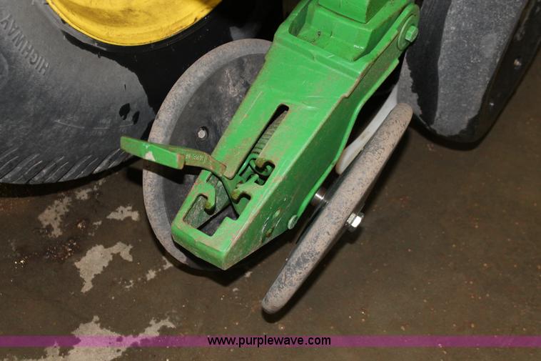 image for item H3742 2008 John Deere 1770NT planter