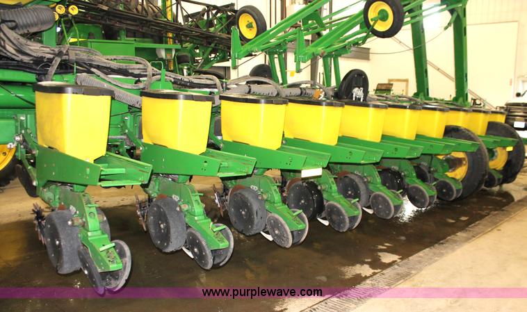 image for item H3742 2008 John Deere 1770NT planter