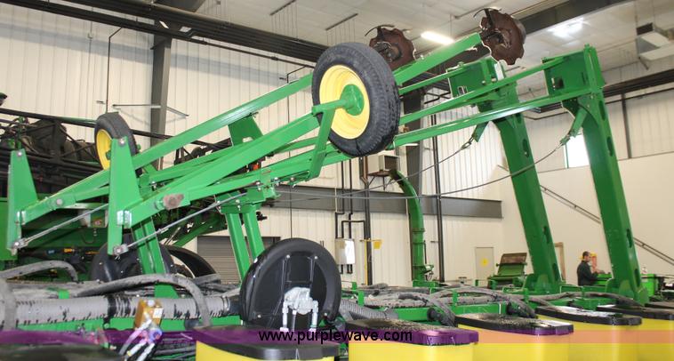image for item H3742 2008 John Deere 1770NT planter