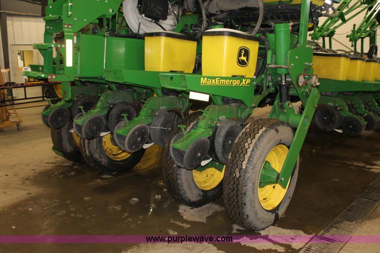 image for item H3742 2008 John Deere 1770NT planter