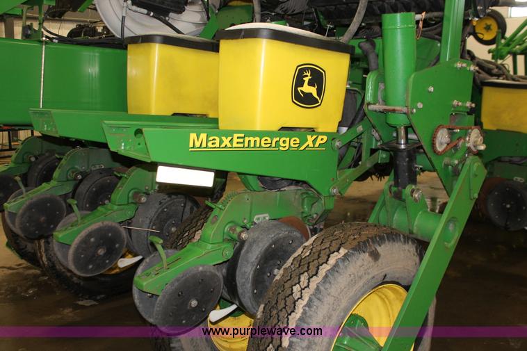 image for item H3742 2008 John Deere 1770NT planter