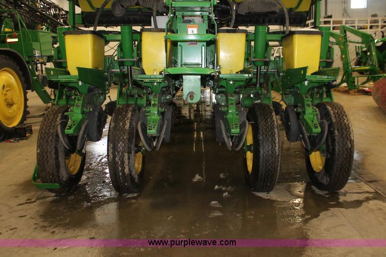 image for item H3742 2008 John Deere 1770NT planter