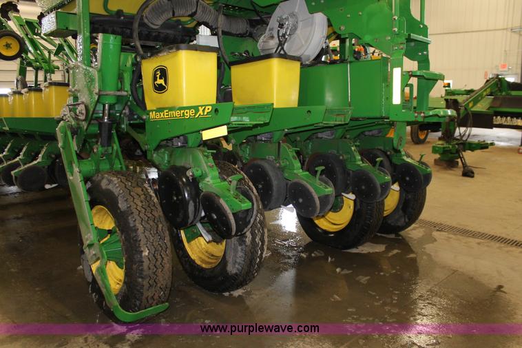 image for item H3742 2008 John Deere 1770NT planter