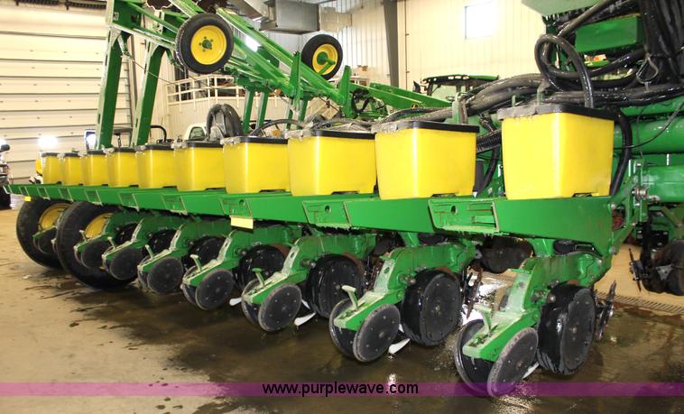 image for item H3742 2008 John Deere 1770NT planter