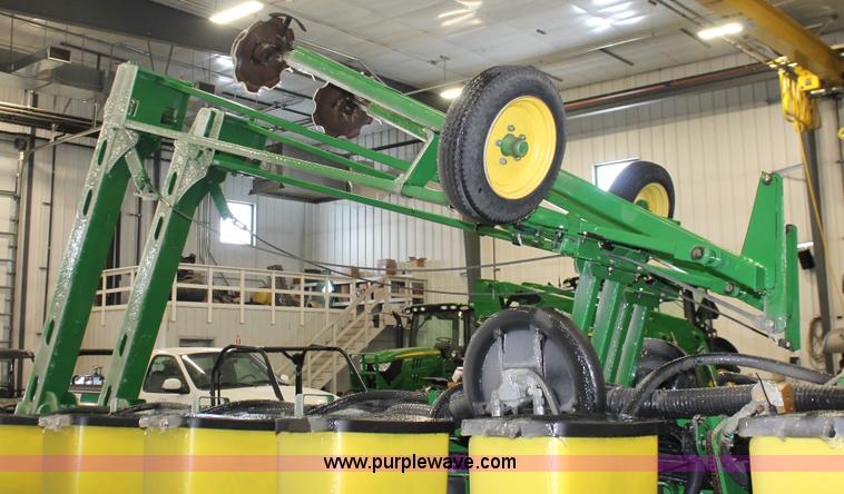 image for item H3742 2008 John Deere 1770NT planter