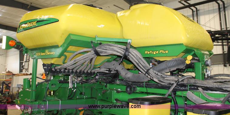 image for item H3742 2008 John Deere 1770NT planter