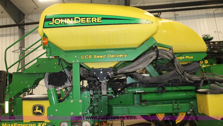 image for item H3742 2008 John Deere 1770NT planter