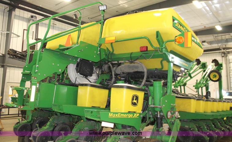 image for item H3742 2008 John Deere 1770NT planter