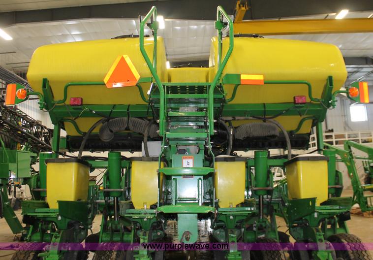 image for item H3742 2008 John Deere 1770NT planter
