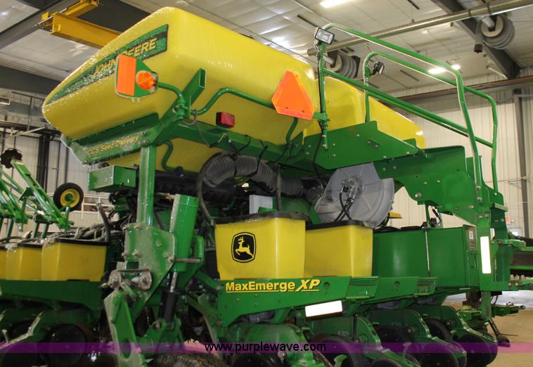 image for item H3742 2008 John Deere 1770NT planter