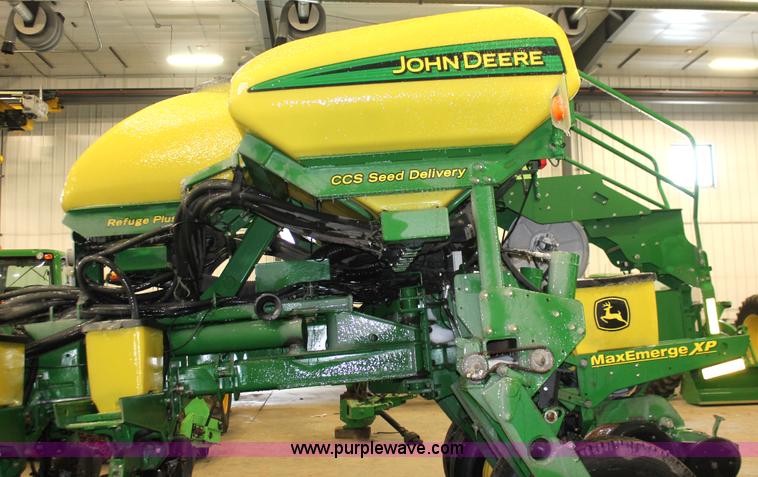 image for item H3742 2008 John Deere 1770NT planter