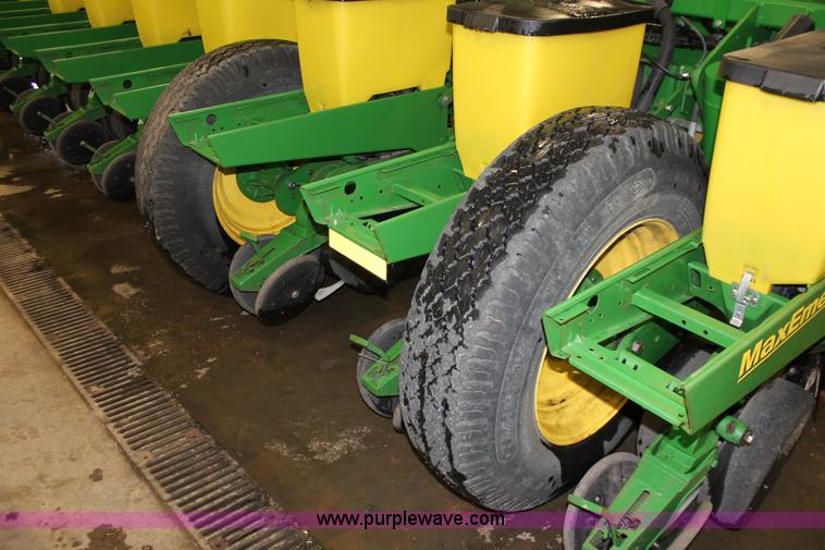 image for item H3742 2008 John Deere 1770NT planter