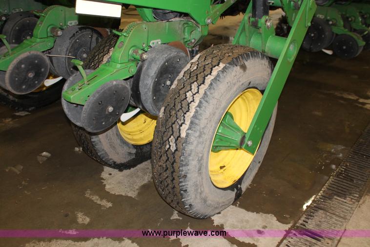 image for item H3742 2008 John Deere 1770NT planter