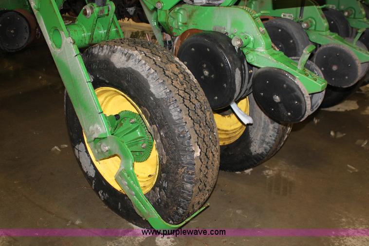 image for item H3742 2008 John Deere 1770NT planter