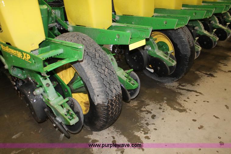 image for item H3742 2008 John Deere 1770NT planter