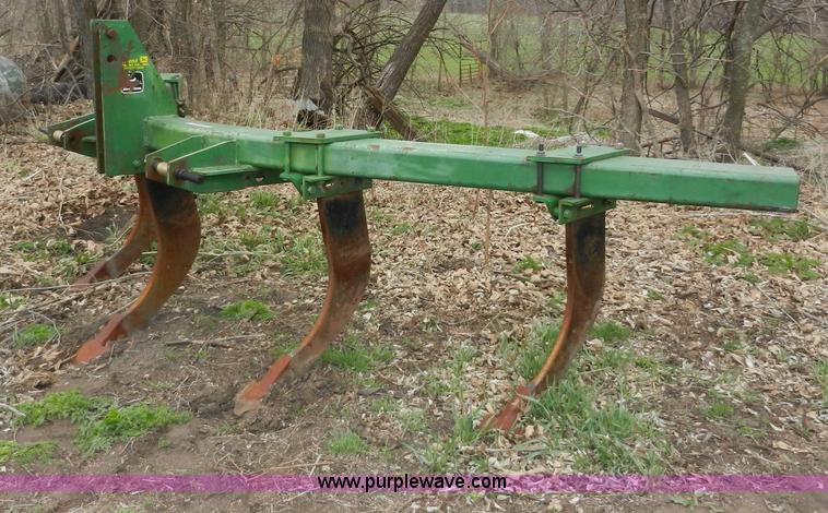 image for item X9585 John Deere 900 five shank ripper