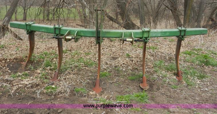 image for item X9585 John Deere 900 five shank ripper