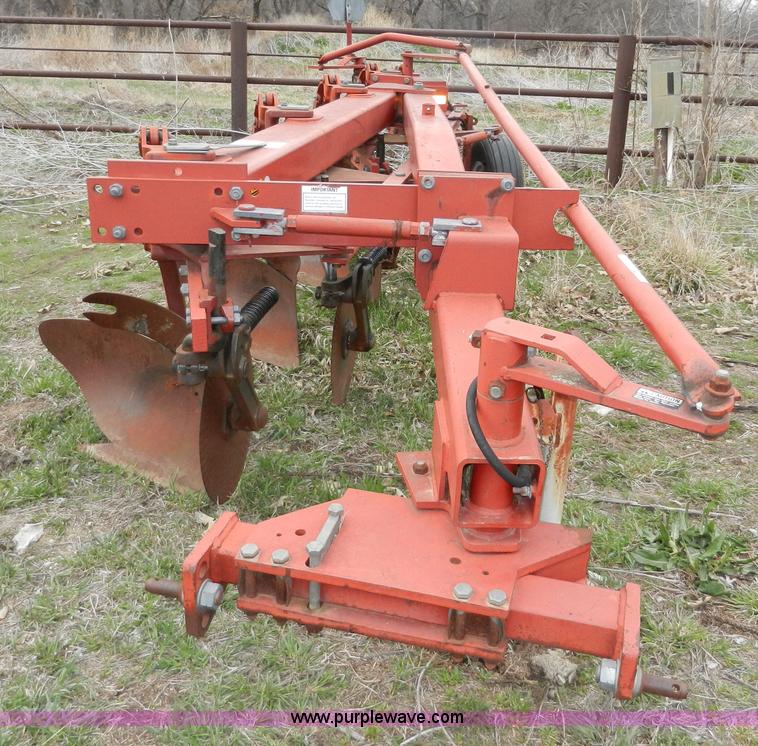 image for item X9586 Case IH 7500 Vari-width four bottom plow