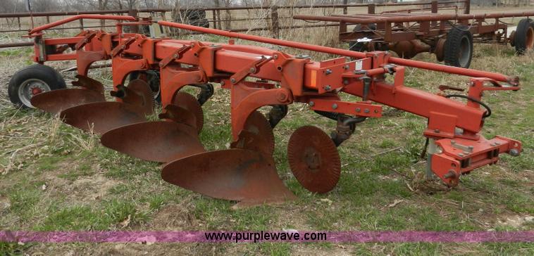 image for item X9586 Case IH 7500 Vari-width four bottom plow
