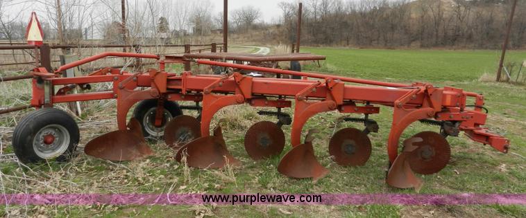 image for item X9586 Case IH 7500 Vari-width four bottom plow